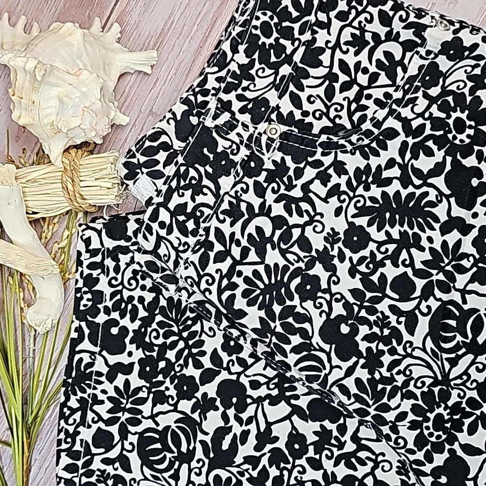 NEW CHARTER CLUB LAURA FIT BLACK & WHITE FLORAL CAPRI PANTS
